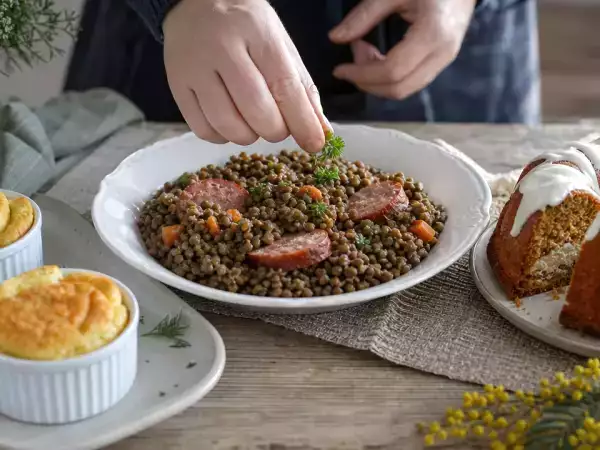 Menu du jour, 17 octobre : soufflés au saumon fumé, saucisse de Morteau et gâteau à la carotte