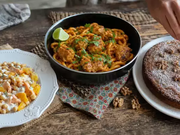 Menu du jour, 9 octobre : une salade de saumon, des nouilles udon au poulet et un gâteau aux noix