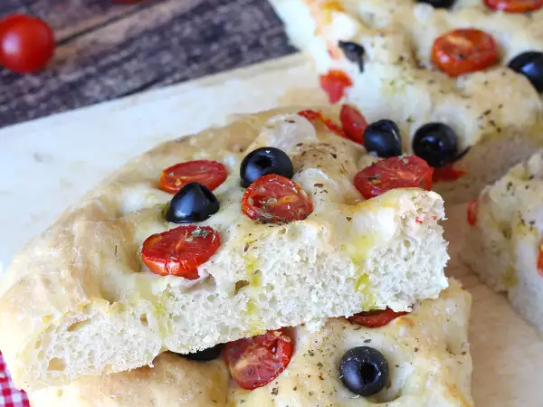 Focaccia épaisse aux tomates cerises : les gestes qui la rendent vraiment moelleuse