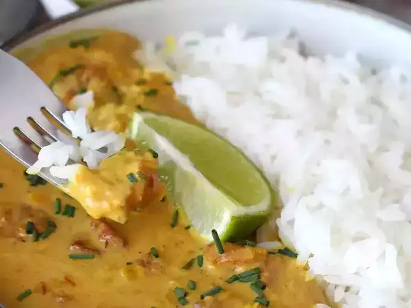 Lentilles corail, lait de coco, épices : le curry crémeux qui sauve les soirs sans idée