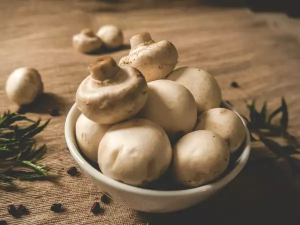 Faut-il vraiment éplucher les champignons avant de les cuisiner ?
