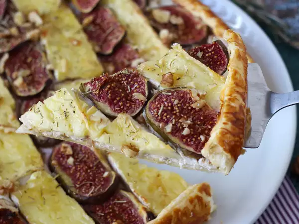 Avant la fin de la saison des figues, essayez cette tarte fine au brie et aux noix