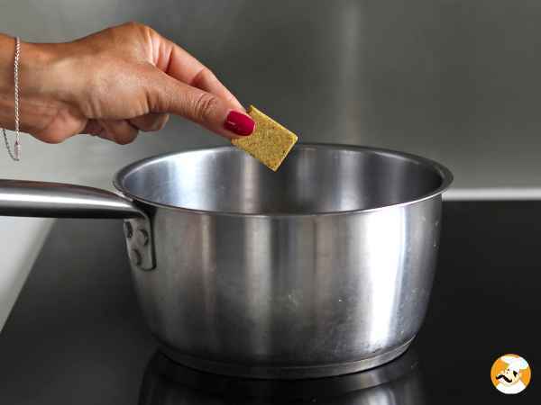 Anti-gaspillage : Apprenez à faire un bouillon de légumes maison avec vos épluchures!