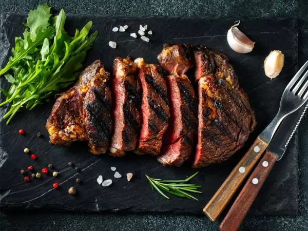 Votre viande perd beaucoup de jus à la découpe ? Attendre quelques minutes peut faire la différence