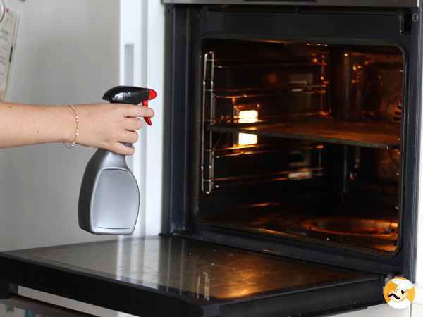Décrasser son four naturellement : 3 méthodes faciles à essayer dès maintenant!