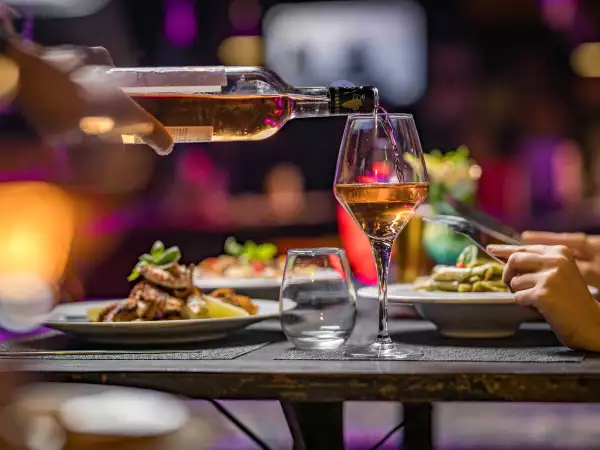 Pourquoi les Français se détournent de plus en plus du vin rouge : ce qui est en train de changer dans nos habitudes