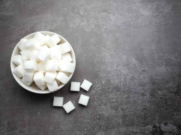 Les alternatives au sucre blanc raffiné : quelles options pour une alimentation plus saine?
