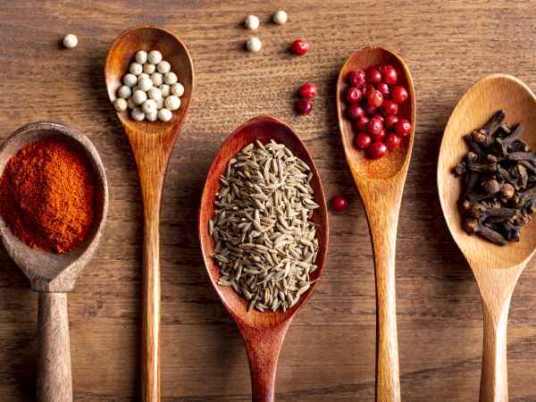 De l'or dans vos assiettes : les secrets derrière les prix exorbitants du safran, de la vanille et des épices rares.