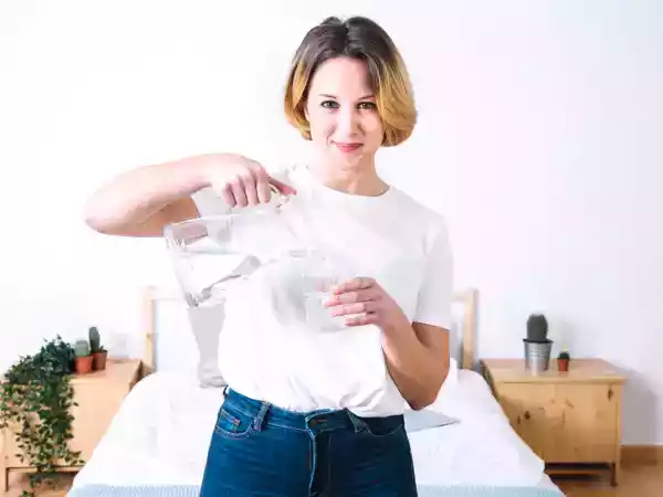 Avant la douche : 5 raisons surprenantes de boire un verre d'eau et ce que cela peut changer