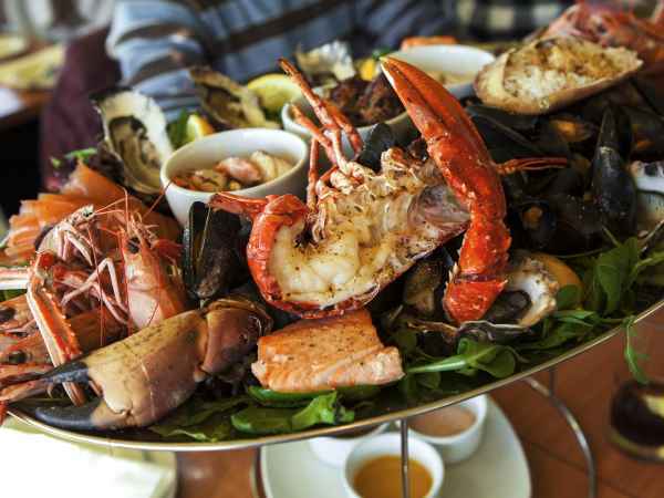 Pour le réveillon du Nouvel An, vaut-il mieux composer son plateau de fruits de mer ou l’acheter tout prêt ?