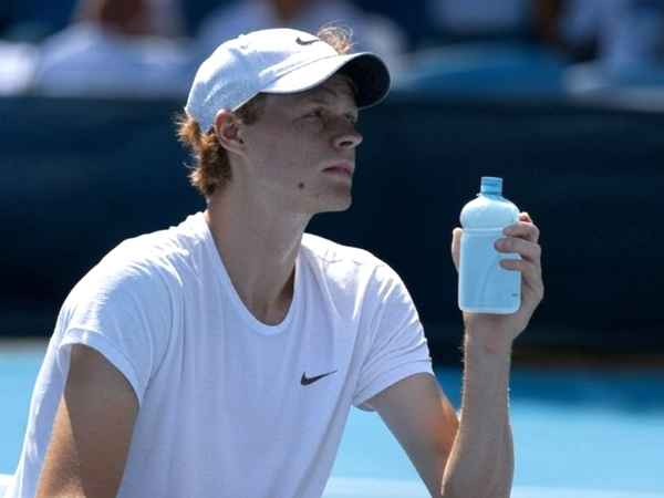 La boisson surprenante de Jannik Sinner pour éviter les crampes : efficace mais peu appétissante!