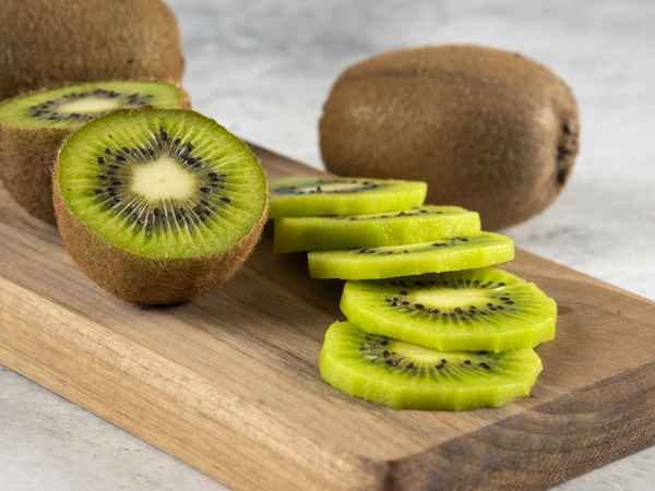 Pourquoi tant de gens mangent-ils des kiwis avec la peau ? S'agit-il d'une mode ou d'une tendance saine ?