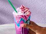 Dossiers: STARBUCKS propose un frappé flamboyant qui ne passera pas inaperçu!