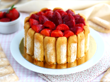 Cette charlotte aux fraises simple est clairement notre dessert préféré du printemps !