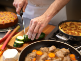 Dossiers: Menu du jour du 22 avril : Un repas printanier savoureux : clafoutis, sauté de porc et gâteau à la rhubarbe