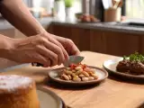 Dossiers: Découvrez le menu du jour du 12 mai : Salade fraîche, tajine parfumé et gâteau aux amandes.