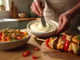 Dossiers: Menu du jour, 25 mai : une salade légère, des brochettes savoureuses et un cheesecake irrésistible