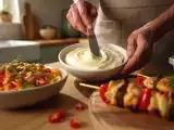Dossiers: Menu du jour, 25 mai : une salade légère, des brochettes savoureuses et un cheesecake irrésistible