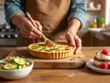 Dossiers: Menu du jour, 3 juin : une salade épicée, une quiche au saumon et un tiramisu aux framboises