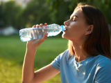 Dossiers: Bouteilles en plastique : faut-il vraiment arrêter de les réutiliser ? Ce qu'il faut savoir