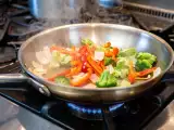Dossiers: Poêle en inox : l’astuce toute simple pour éviter que les aliments accrochent
