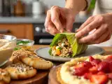 Dossiers: Menu végétarien, 21 mai : un voyage de saveurs avec houmous, chou farci et tarte aux fraises