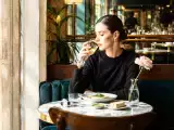 Dossiers: Manger seul au restaurant ? Cette habitude que de plus en plus de gourmands adoptent (et adorent)
