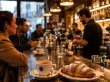 Dossiers: D'où vient le mot « bar » ? Voyage dans l'histoire du lieu où beaucoup commencent leur journée