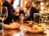 Dossiers: Tapas : qui les a inventées et comment une simple bouchée est devenue une tradition en Espagne