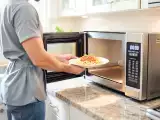 Dossiers: Vous utilisez probablement mal votre micro-ondes (et c’est souvent pour ça que vos restes deviennent secs ou caoutchouteux)
