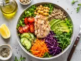 Dossiers: Les ingrédients qui rendront vos salades vraiment rassasiantes (et éviteront le coup de faim de 16h)