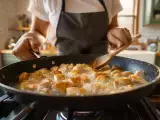Dossiers: Pourquoi votre poulet rend-il autant d'eau dans la poêle ? Ce détail que l'on oublie souvent change tout