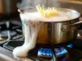 Dossiers: Pourquoi l’eau des pâtes déborde-t-elle toujours ? La raison est plus surprenante qu’on ne le pense