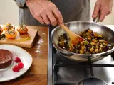 Dossiers: Menu sans gluten, 16 juillet : abricots farcis, caponata sicilienne et dessert chocolaté au kaki
