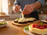 Dossiers: Menu sans gluten, 15 juillet : fraîcheur estivale avec carpaccio de courgettes, aubergines farcies et cheesecake fruité