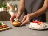 Dossiers: Menu sans gluten, 10 juillet : mini pizzas d'aubergine, pommes de terre farcies au saumon et pavlova aux fraises