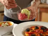 Dossiers: Menu végétarien, 27 juillet : une crème brûlée au roquefort et noix, une tarte tatin de tomates et une glace pastèque-framboises