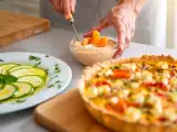Dossiers: Menu végétarien, 14 juillet : carpaccio de courgettes, quiche tomate-feta et mousse d'abricot