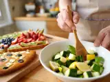 Dossiers: Menu végétarien, 2 juillet :salade de courgettes citron, cake aux olives noires et à la feta et tarte aux fruits