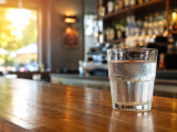 Canicule : un bar est-il obligé de vous offrir un verre d’eau si vous ne consommez rien?