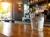 Dossiers: Canicule : un bar est-il obligé de vous offrir un verre d’eau si vous ne consommez rien?