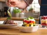 Dossiers: Menu du jour, 27 août : une salade rubik's cube, un filet mignon moelleux et une charlotte aux framboises en verrine