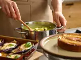 Dossiers: Menu du jour, 17 août : une soupe légère, des aubergines farcies et un gâteau renversé à la banane