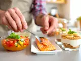 Dossiers: Menu du jour, 10 août : gaspacho frais, saumon mariné au miso et verrines banoffee