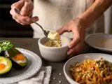 Dossiers: Menu végétarien, 23 août : un festin frais avec œufs à l'avocat, nouilles sautées et granité fruité