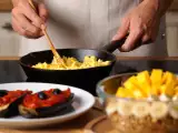Dossiers: Menu végétarien, 10 août : oeufs brouillés, aubergines farcies et smoothie bowl fruité