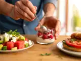 Dossiers: Menu sans gluten, 29 août : salade de pastèque, feta, avocat et concombre, burger de tomate, mousse de framboises