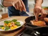 Dossiers: Menu sans gluten, 5 août : salade de mangue, crevettes et basilic, côte de porc cuite à la poêle, crème stracciatella allégée