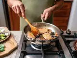 Dossiers: Menu sans gluten, 3 août : salade grecque, escalopes de poulet aux pruneaux, rochers moelleux à la noix de coco