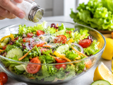 Dossiers: Tu as mis trop de sel dans ta salade ? Voici une astuce pour lui redonner un bon goût sans utiliser d'eau !